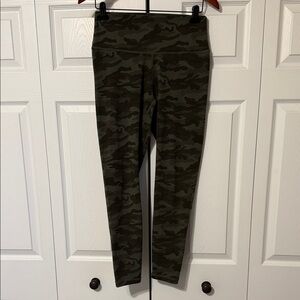 Women’s Colorfulkoala Green Camo Print Leggings, Size XL